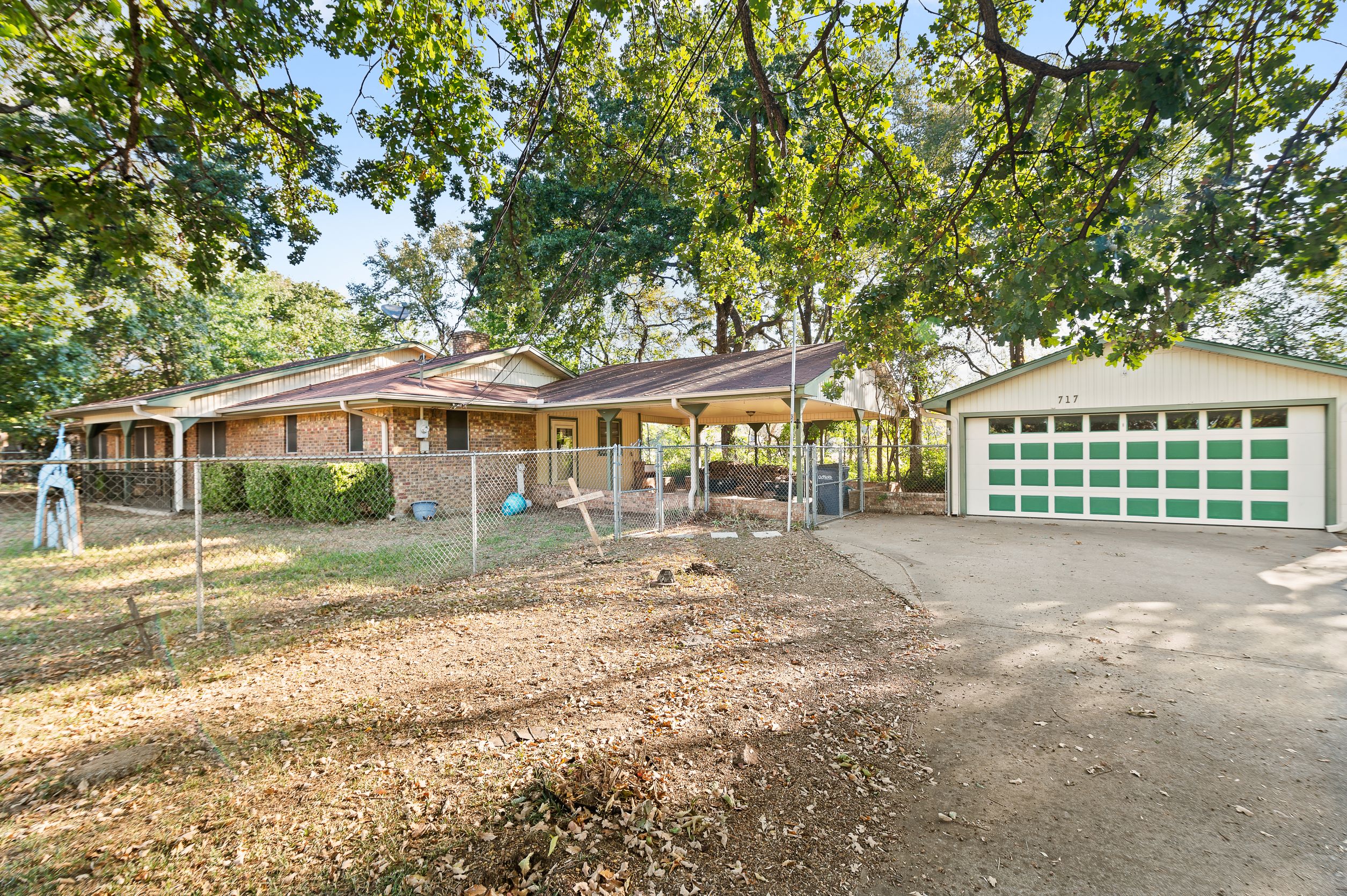 Exterior of 717 Oak Circle